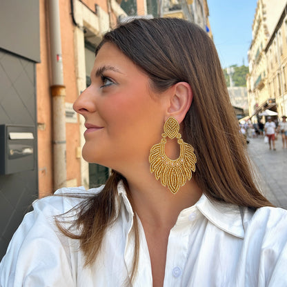 Boucles d'oreilles Éléa Gold Thelma & Nina brodées de perles dorées avec cristaux champagne et tige en plaqué or