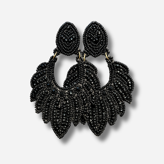 Boucles d'oreilles Éléa Noires Thelma & Nina brodées de perles noires sur base textile avec tige en plaqué or