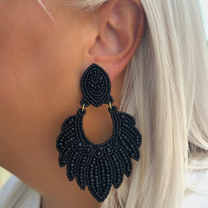 Boucles d'oreilles Éléa Noires Thelma & Nina brodées de perles noires sur base textile avec tige en plaqué or