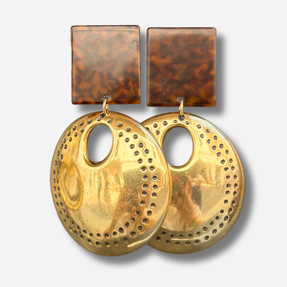 Boucles d'oreilles Elena Gold Francine Bramli en résine effet écaille et métal doré martelé ajouré