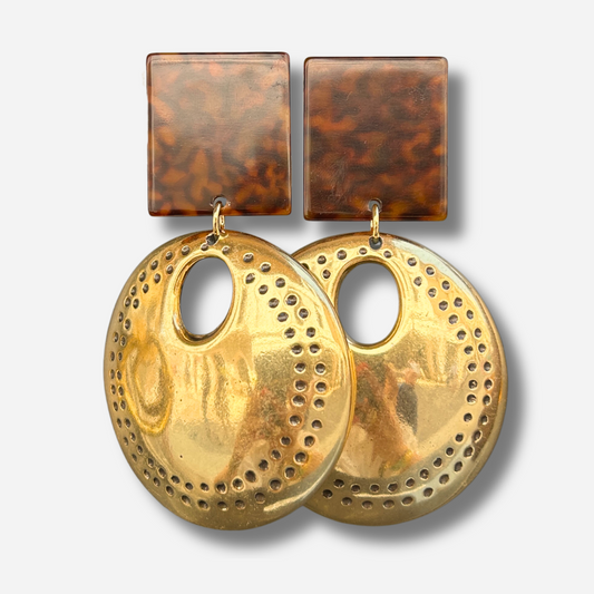 Boucles d'oreilles Elena Gold Francine Bramli en résine effet écaille et métal doré martelé ajouré
