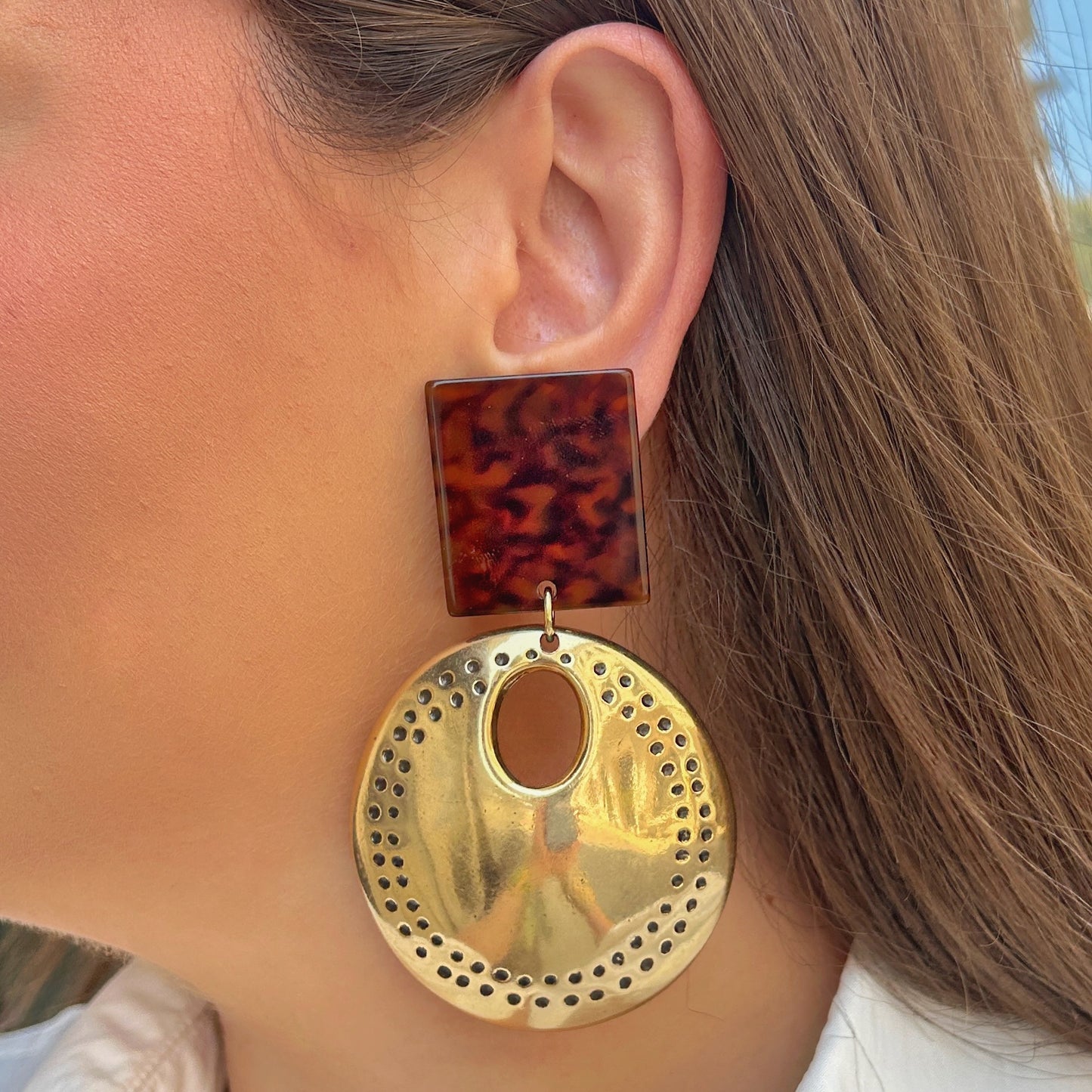 Boucles d'oreilles Elena Gold Francine Bramli en résine effet écaille et métal doré martelé ajouré