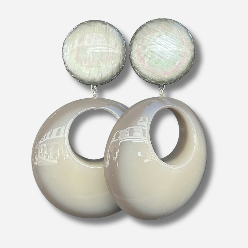 Boucles d'oreilles Elena grises Francine Bramli Paris à reflets nacrés portées