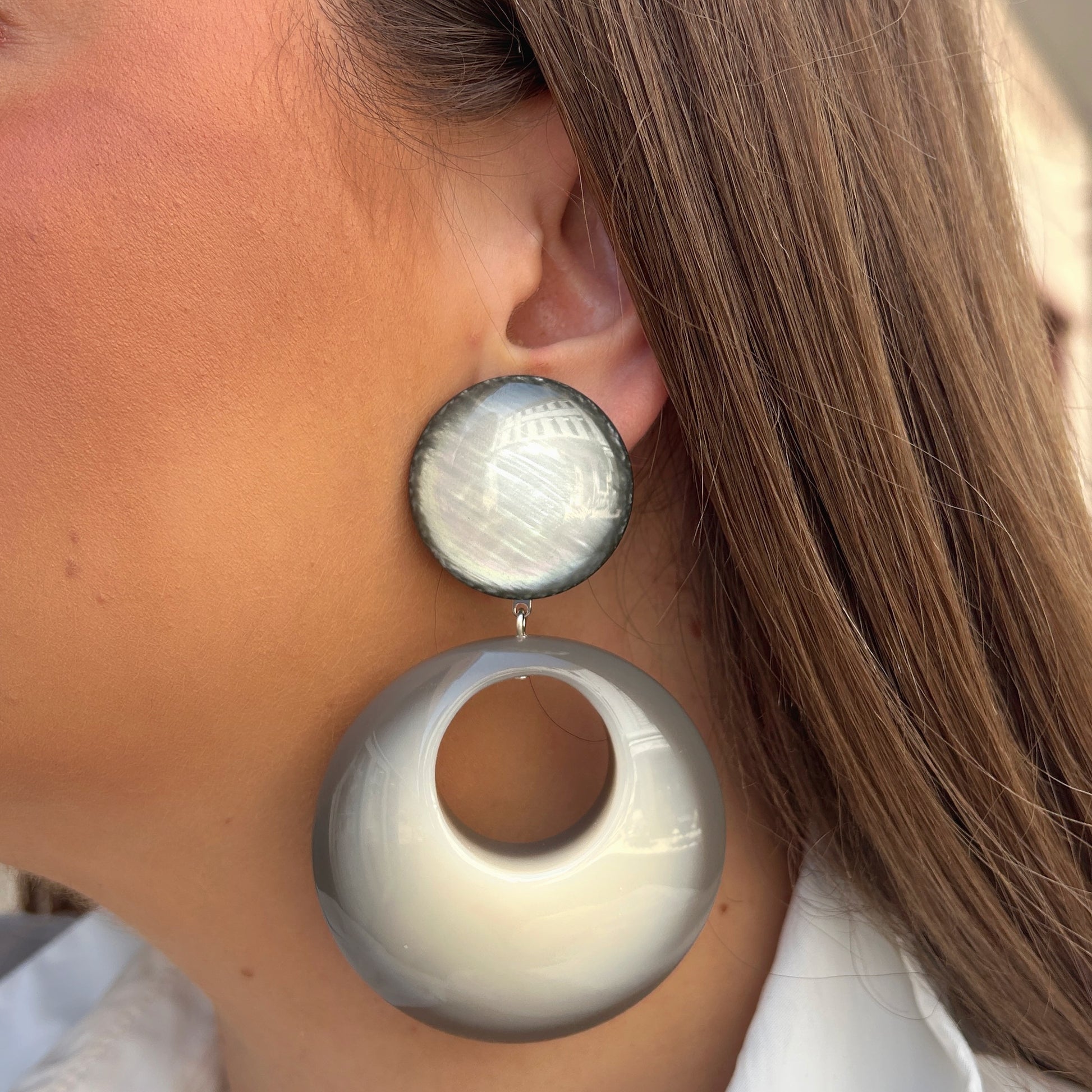 Boucles d'oreilles Elena grises Francine Bramli Paris à reflets nacrés portées