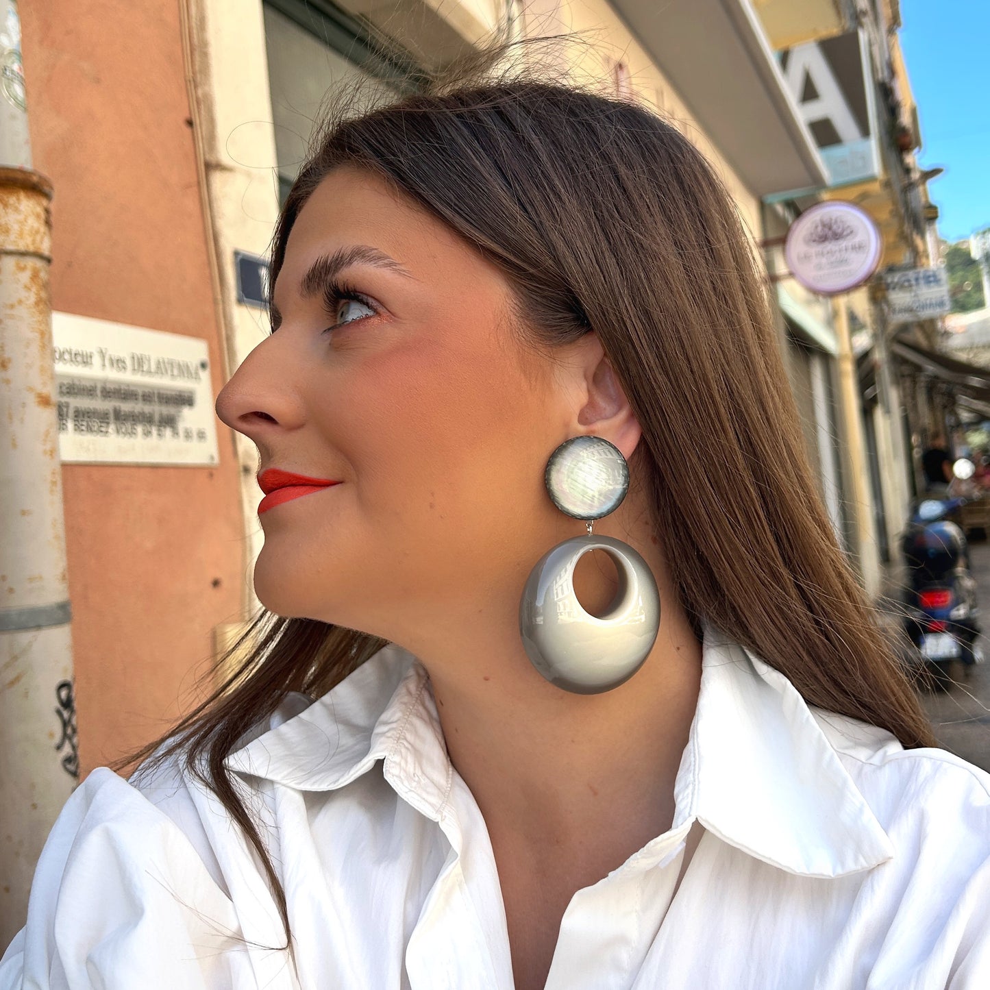 Boucles d'oreilles Elena grises Francine Bramli Paris à reflets nacrés portées