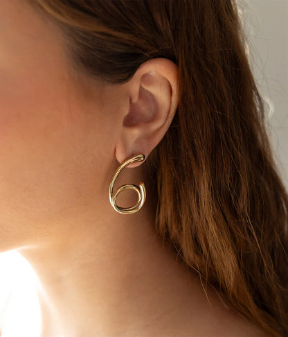 Boucles d’oreilles Elpi ZAG en acier inoxydable doré avec design graphique en spirale