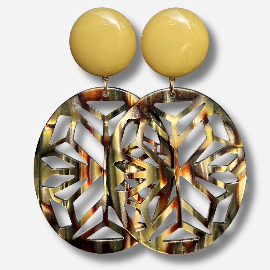Boucles d'oreilles Elyra Onyx Kaki Francine Bramli en résine kaki et motif écaille ajouré