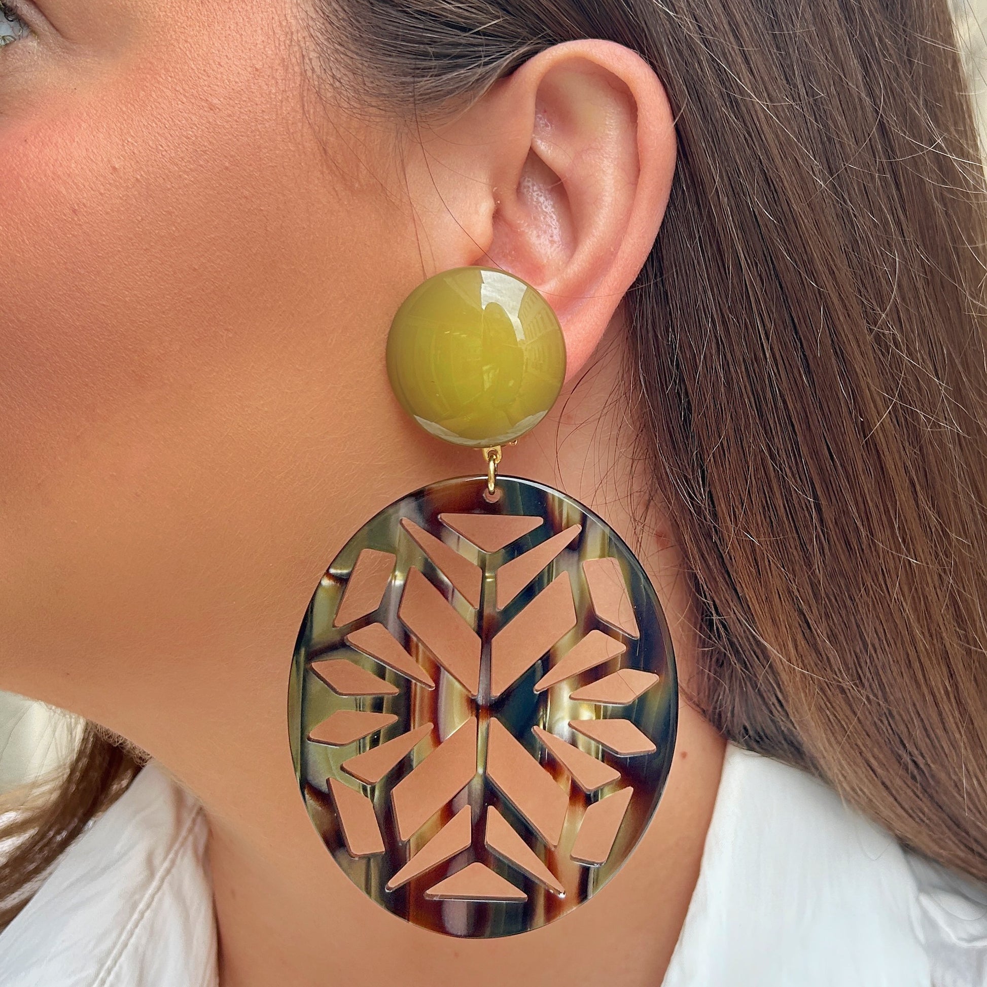 Boucles d'oreilles Elyra Onyx Kaki Francine Bramli en résine kaki et motif écaille ajouré