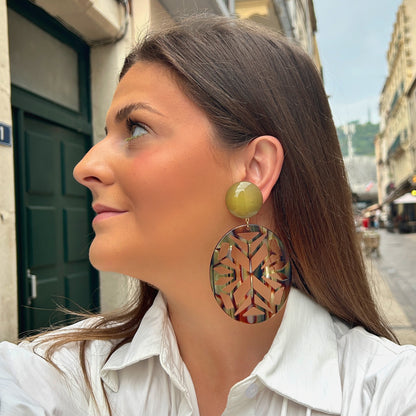 Boucles d'oreilles Elyra Onyx Kaki Francine Bramli en résine kaki et motif écaille ajouré
