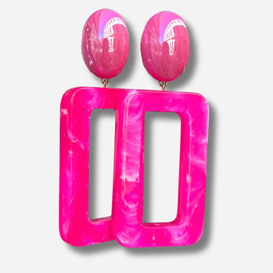 Boucles d'oreilles à clips Estelle Rose Francine Bramli Paris, clips ovales rose fuchsia et grands pendentifs rectangulaires ajourés en résine rose marbrée – Divinity Sète.