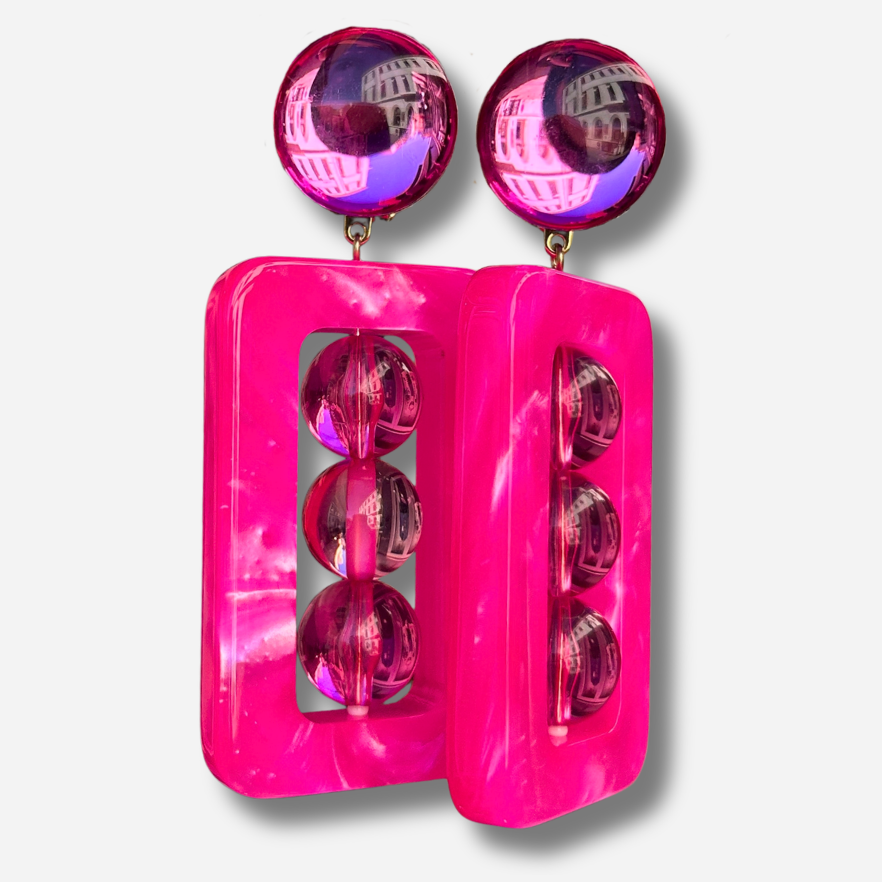 Boucles d'oreilles à clips Estelle Rose Miroir Francine Bramli Paris, clips ronds miroir rose, pendentifs rectangulaires en résine fuchsia marbrée et trois perles miroir roses – Divinity Sète.