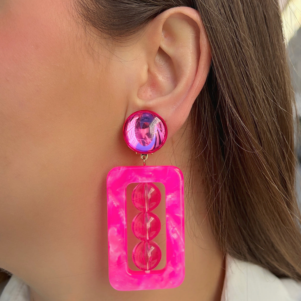 Boucles d'oreilles à clips Estelle Rose Miroir Francine Bramli Paris, clips ronds miroir rose, pendentifs rectangulaires en résine fuchsia marbrée et trois perles miroir roses – Divinity Sète.