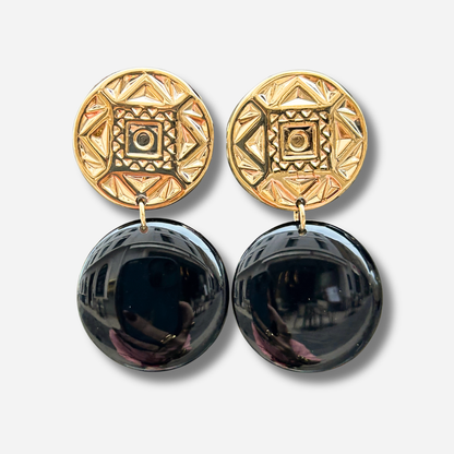 Boucles d’oreilles Estrella Black Francine Bramli Paris avec médaillon doré et disque noir brillant