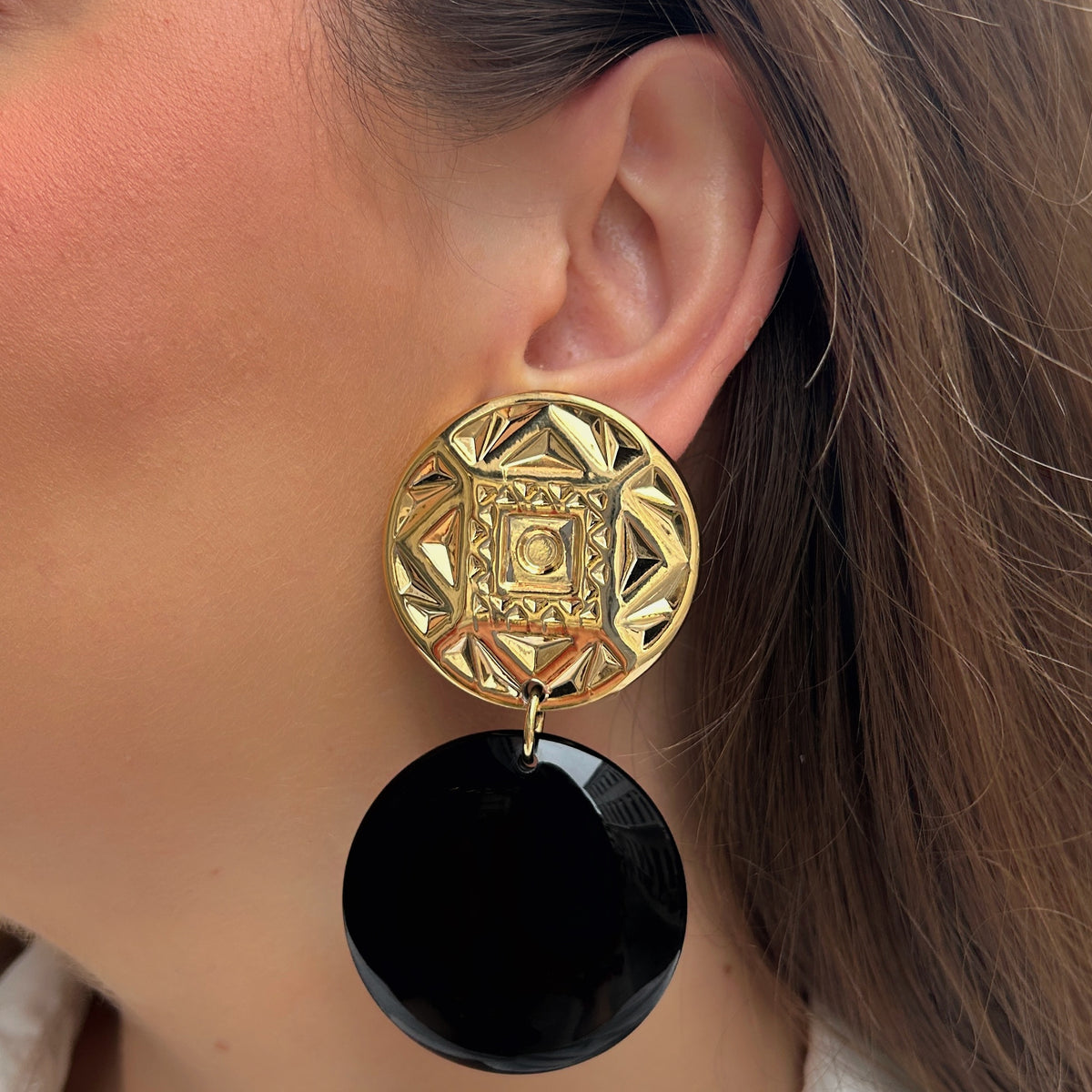 Boucles d’oreilles Estrella Black Francine Bramli Paris avec médaillon doré et disque noir brillant