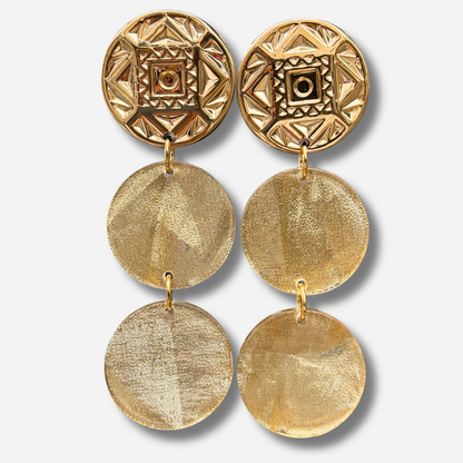 Boucles d'oreilles Estrella Gold Francine Bramli dorées à disques texturés et médaillon gravé