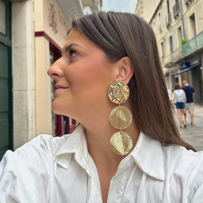 Boucles d'oreilles Estrella Gold Francine Bramli dorées à disques texturés et médaillon gravé