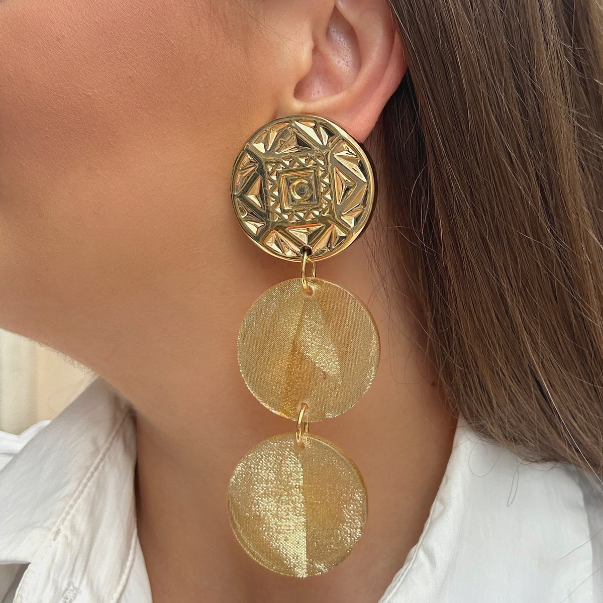 Boucles d'oreilles Estrella Gold Francine Bramli dorées à disques texturés et médaillon gravé