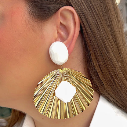 Boucles éventail doré blanc Francine Bramli Paris portées