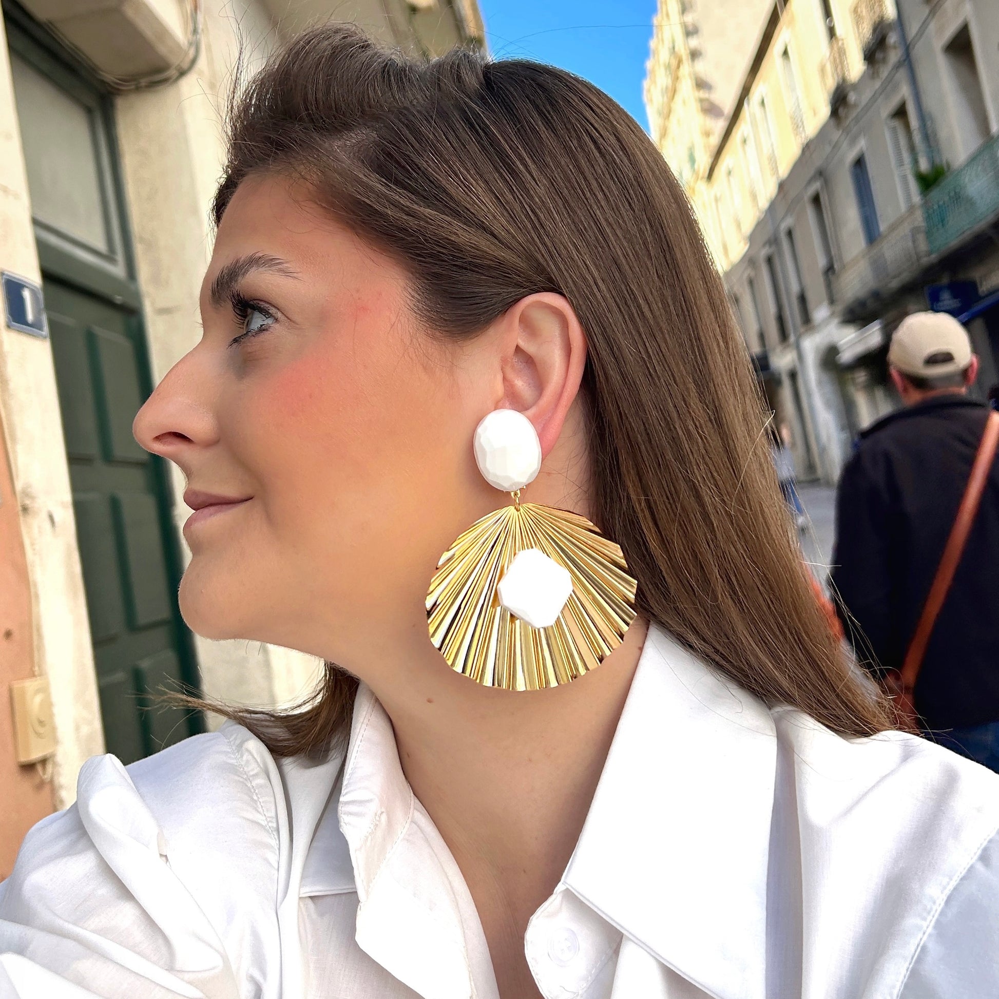 Boucles larges dorées texturées Francine Bramli Paris