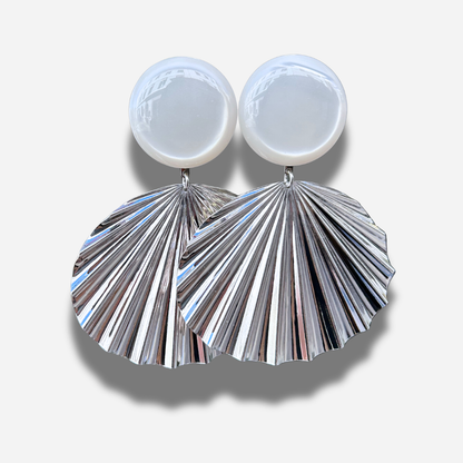 Boucles éventail silver blanc Francine Bramli Paris grandes pendantes argentées