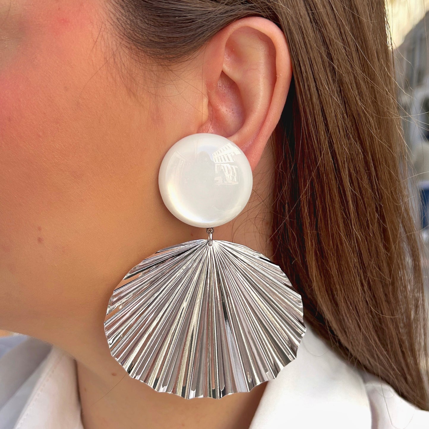 Boucles éventail silver blanc Francine Bramli Paris grandes pendantes argentées