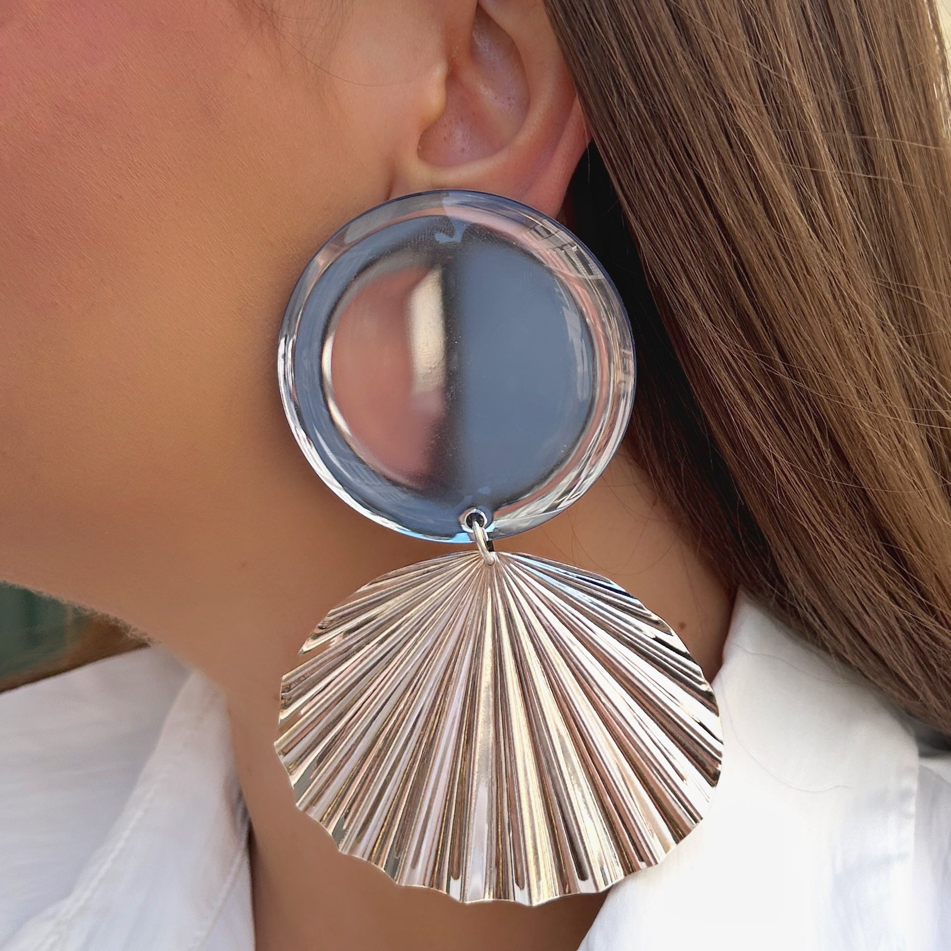 Boucles XL argentées avec cabochon transparent Francine Bramli Paris portées