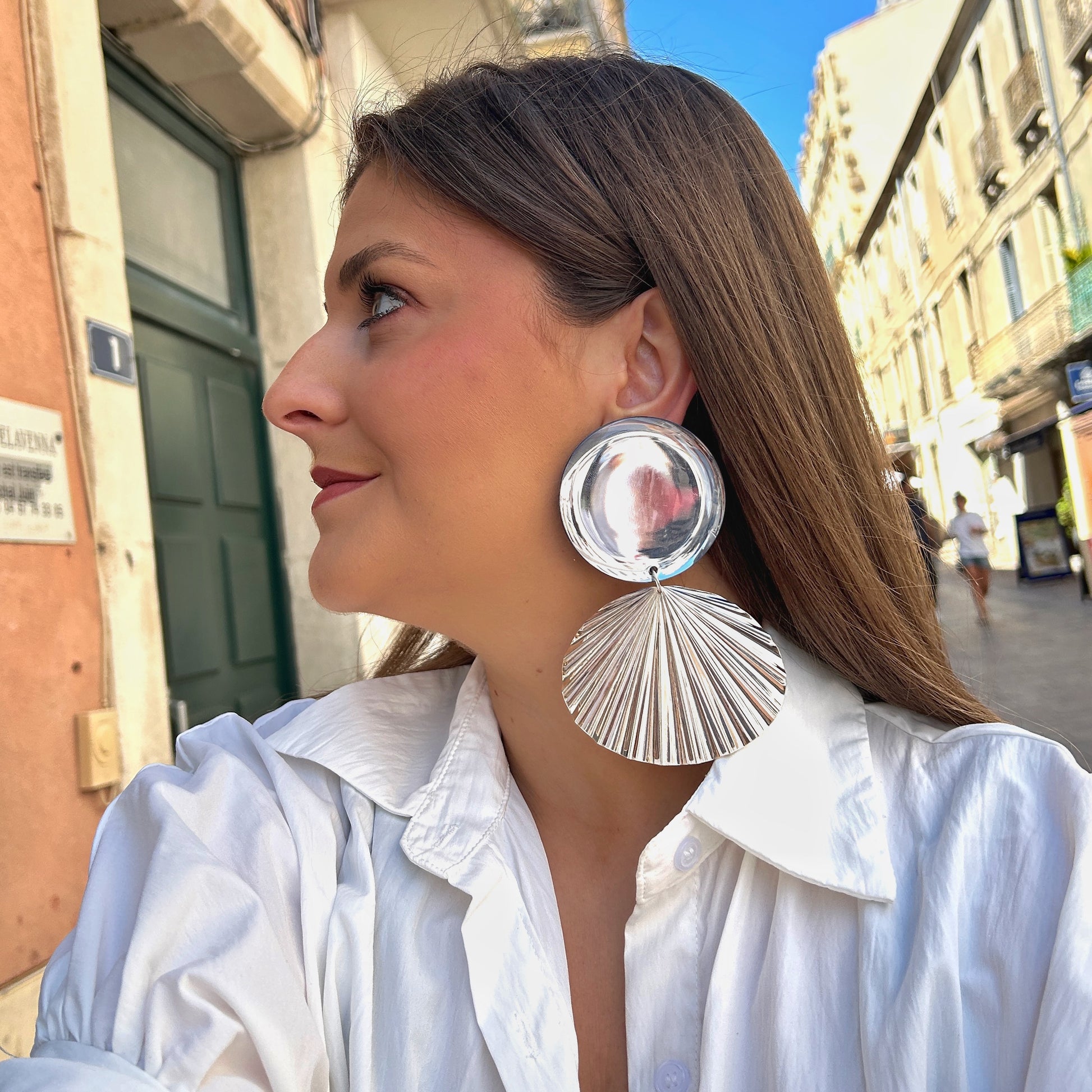 Boucles XL argentées avec cabochon transparent Francine Bramli Paris portées