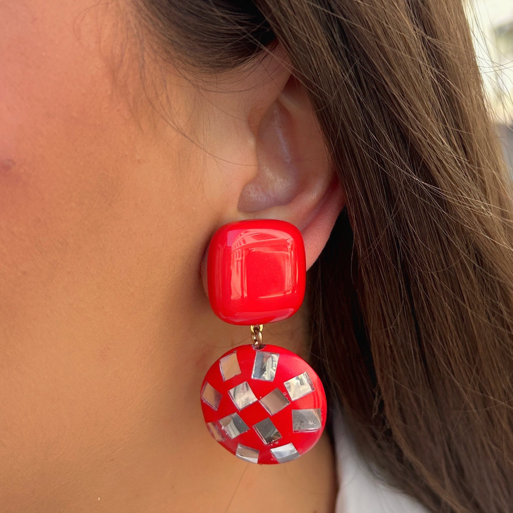 Boucles d’oreilles Facette rouge miroir Francine Bramli Paris résine graphique