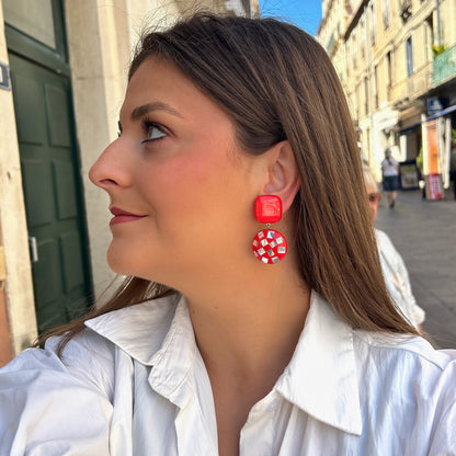 Boucles d’oreilles Facette rouge miroir Francine Bramli Paris résine graphique