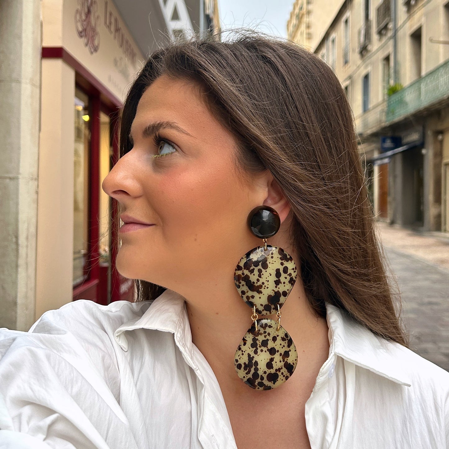 Boucles d'oreilles Francine Francine Bramli en résine effet écaille beige et brun