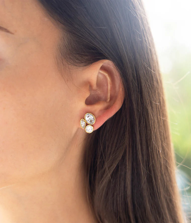 Boucles d’oreilles Galane ZAG en acier inoxydable doré avec trois zirconiums