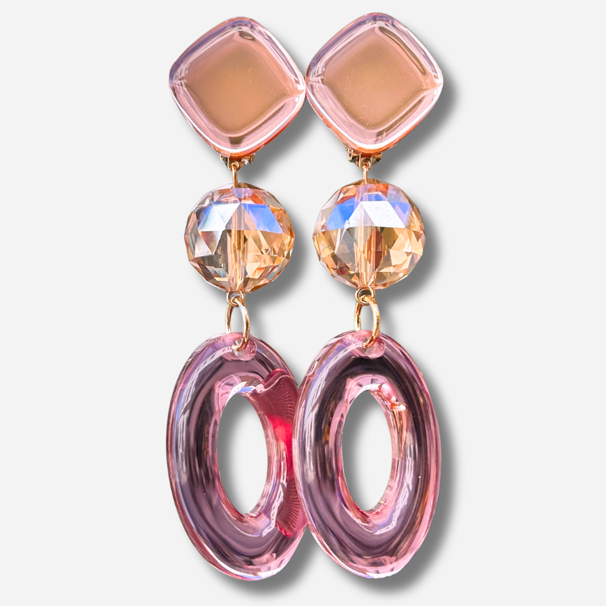Boucles d'oreilles à clips Gerda Rose Francine Bramli Paris, résine rose transparente, perle facettée champagne et pendentif ovale ajouré – Divinity Sète.