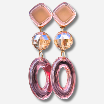 Boucles d'oreilles à clips Gerda Rose Francine Bramli Paris, résine rose transparente, perle facettée champagne et pendentif ovale ajouré – Divinity Sète.
