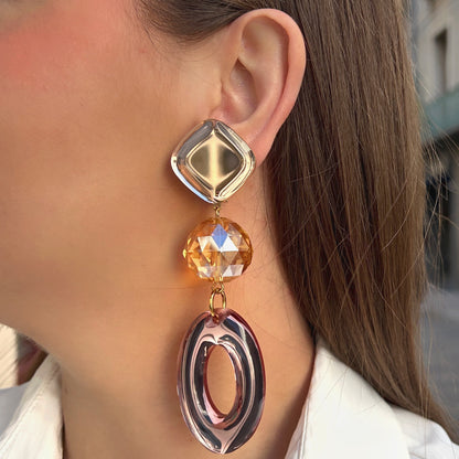 Boucles d'oreilles à clips Gerda Rose Francine Bramli Paris, résine rose transparente, perle facettée champagne et pendentif ovale ajouré – Divinity Sète.