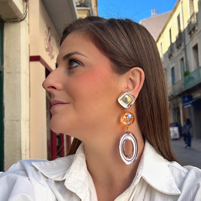 Boucles d'oreilles à clips Gerda Rose Francine Bramli Paris, résine rose transparente, perle facettée champagne et pendentif ovale ajouré – Divinity Sète.