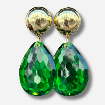 Boucles d'oreilles Goutte Cristal Vert Francine Bramli Paris avec cabochon doré et pendentif vert facetté
