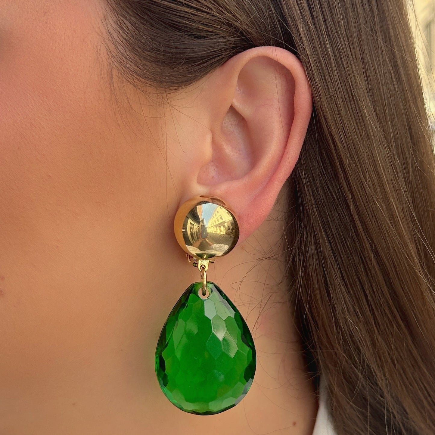 Boucles d'oreilles Goutte Cristal Vert Francine Bramli Paris avec cabochon doré et pendentif vert facetté
