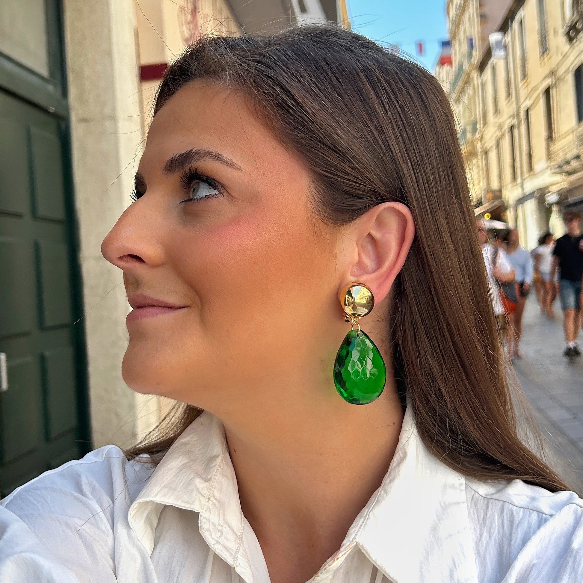 Boucles d'oreilles Goutte Cristal Vert Francine Bramli Paris avec cabochon doré et pendentif vert facetté
