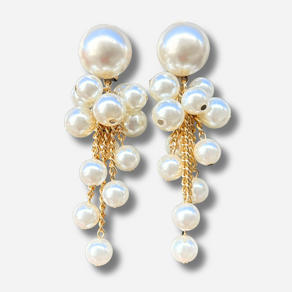 Boucles d'oreilles à clips Grappe Perles Francine Bramli Paris, grandes perles nacrées ivoire, grappes de perles et chaînes dorées pendantes en cascade – Divinity Sète.