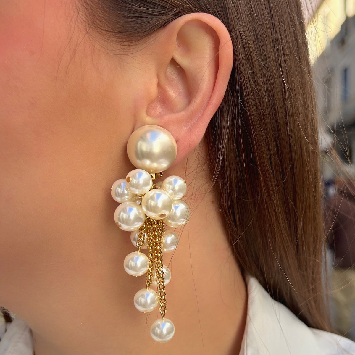 Boucles d'oreilles à clips Grappe Perles Francine Bramli Paris, grandes perles nacrées ivoire, grappes de perles et chaînes dorées pendantes en cascade – Divinity Sète.