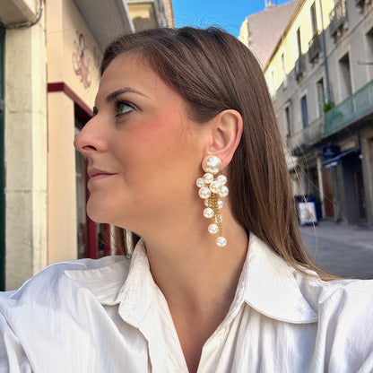 Boucles d'oreilles à clips Grappe Perles Francine Bramli Paris, grandes perles nacrées ivoire, grappes de perles et chaînes dorées pendantes en cascade – Divinity Sète.