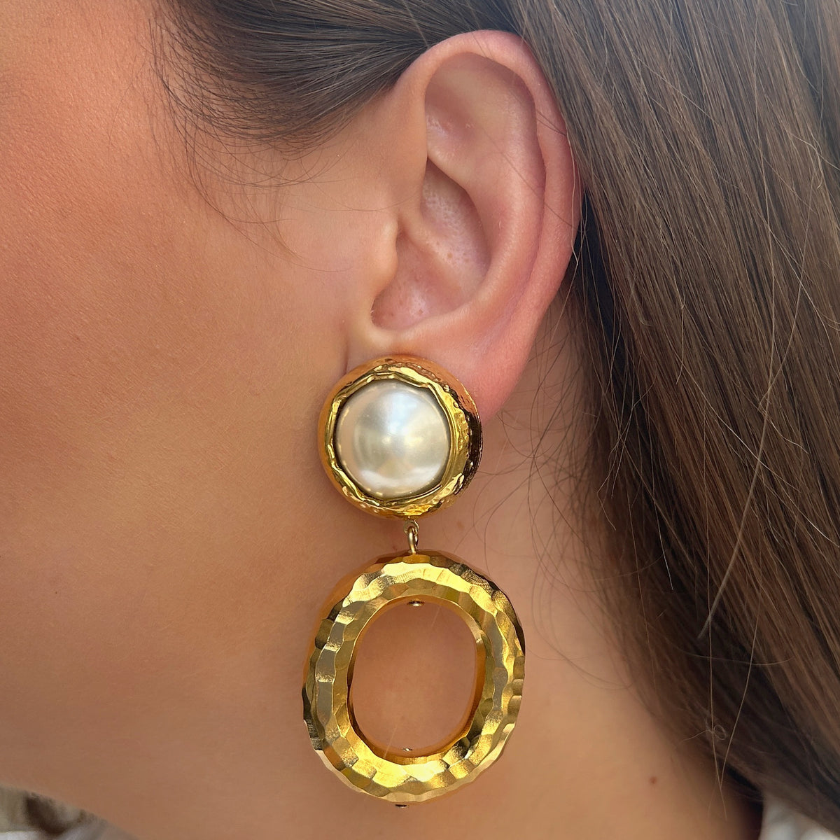 Boucles d’oreilles Harlow Perles dorées Francine Bramli Paris
