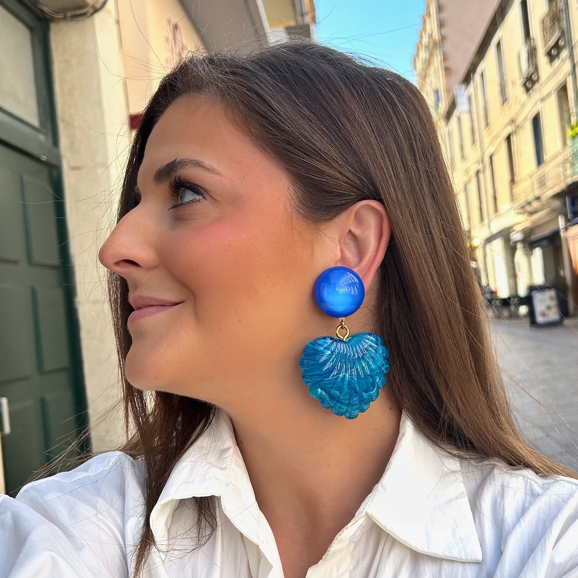 Boucles d'oreilles Heart Bleu Francine Bramli Paris cœur bleu translucide et cabochon bleu électrique