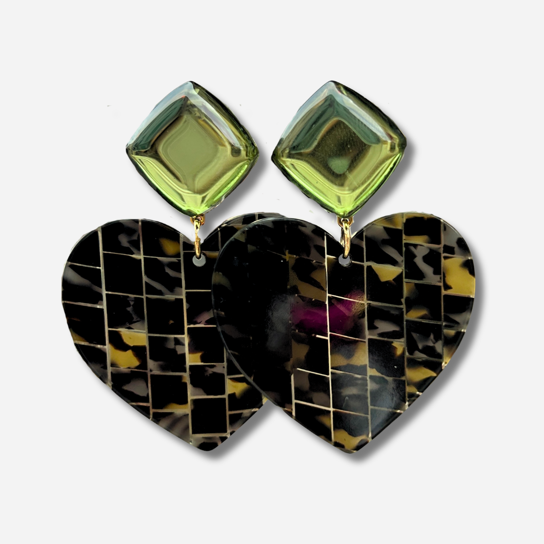 Boucles d'oreilles Heart Kaki Francine Bramli avec cabochon vert translucide et cœur en résine effet écaille