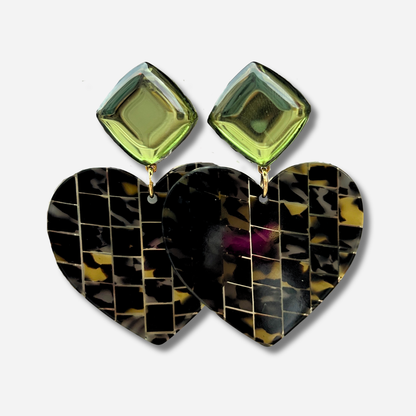 Boucles d'oreilles Heart Kaki Francine Bramli avec cabochon vert translucide et cœur en résine effet écaille
