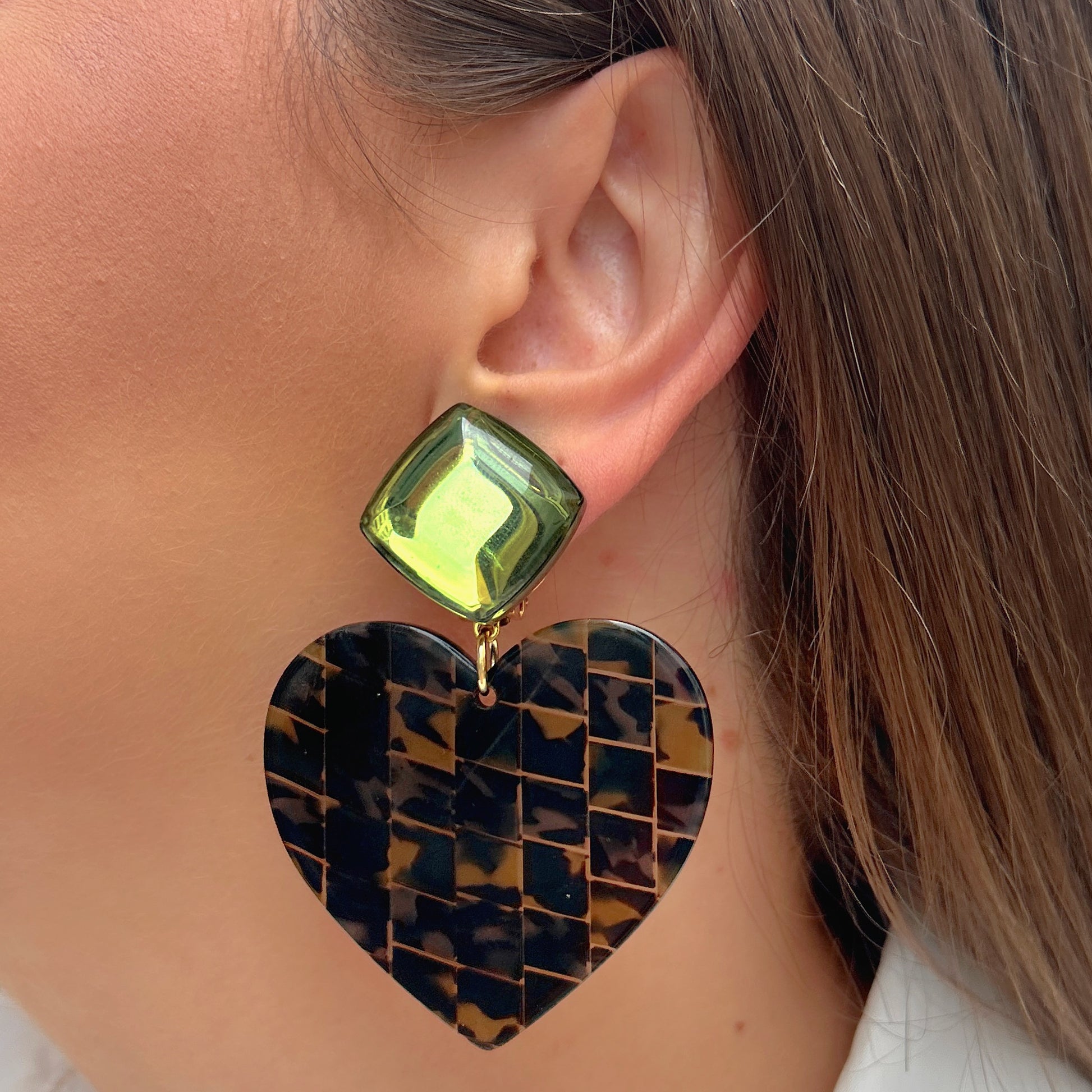 Boucles d'oreilles Heart Kaki Francine Bramli avec cabochon vert translucide et cœur en résine effet écaille