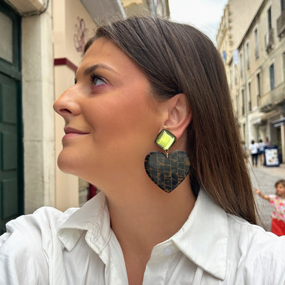 Boucles d'oreilles Heart Kaki Francine Bramli avec cabochon vert translucide et cœur en résine effet écaille