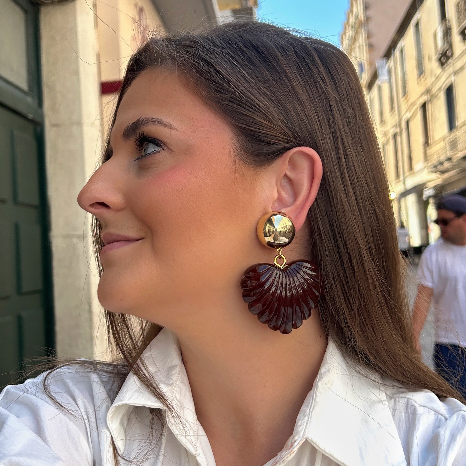 Boucles d'oreilles Heart Marron Francine Bramli Paris cœur marron translucide et cabochon doré
