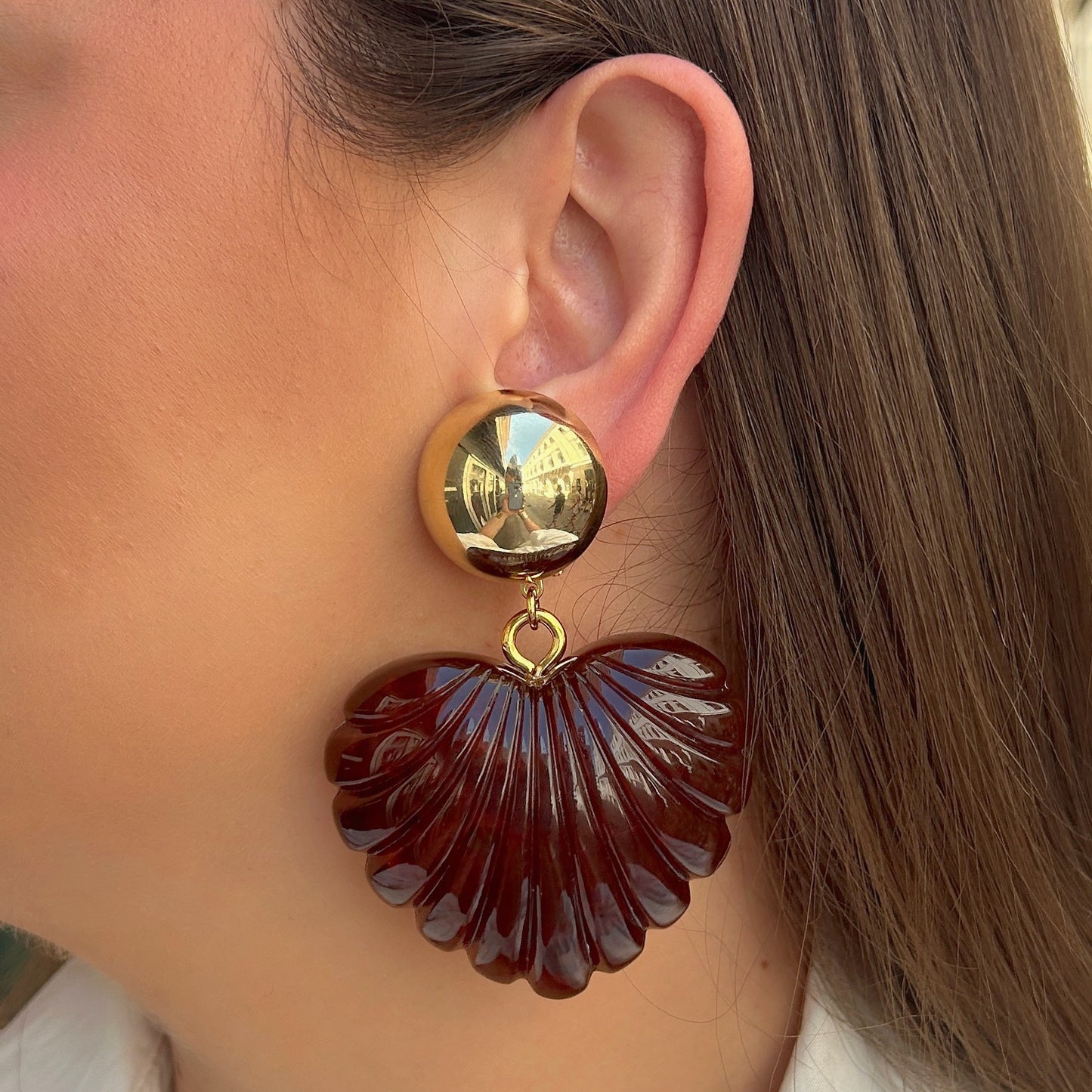 Boucles d'oreilles Heart Marron Francine Bramli Paris cœur marron translucide et cabochon doré
