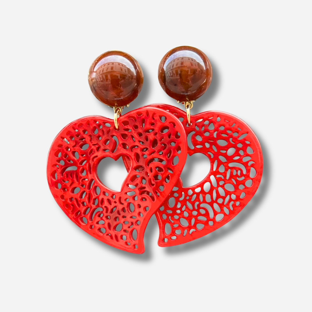 Boucles d’oreilles Heart Rouge Francine Bramli Paris avec grand cœur rouge ajouré et cabochon marron